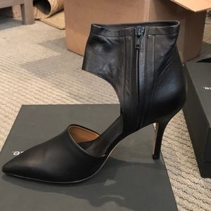 Never worn Vince pumps